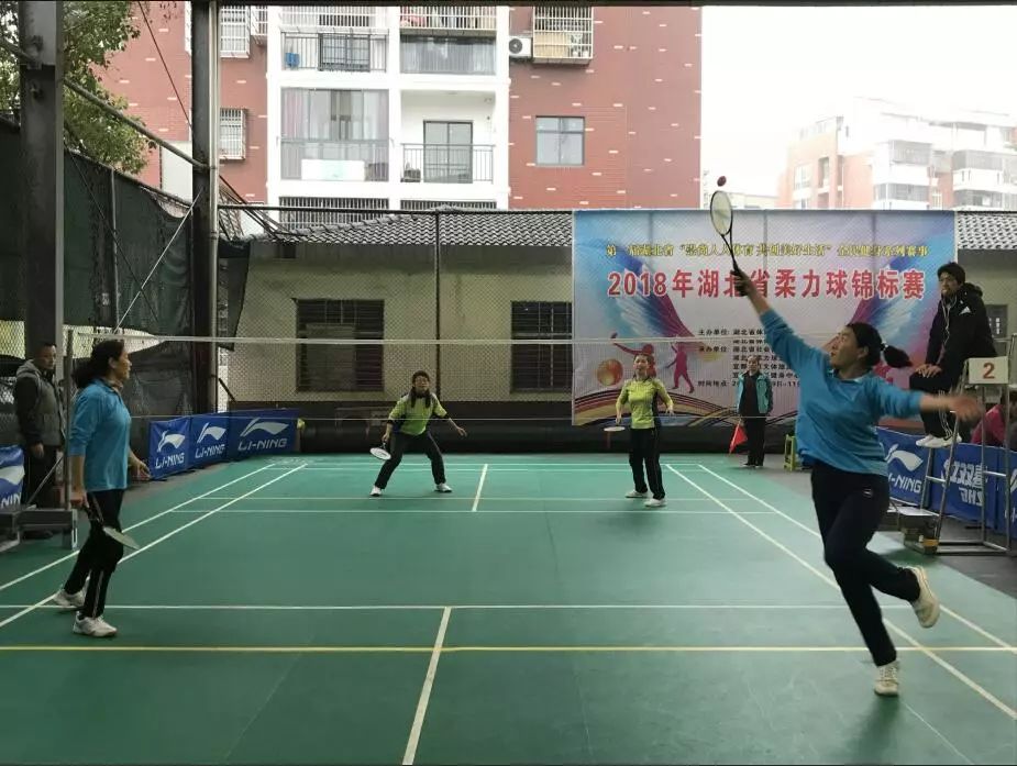 AYX-羽毛球夜战：荆楚飞鹰队逆转胶东犀牛队，主帅临场妙招技战术储备厚实的简单介绍