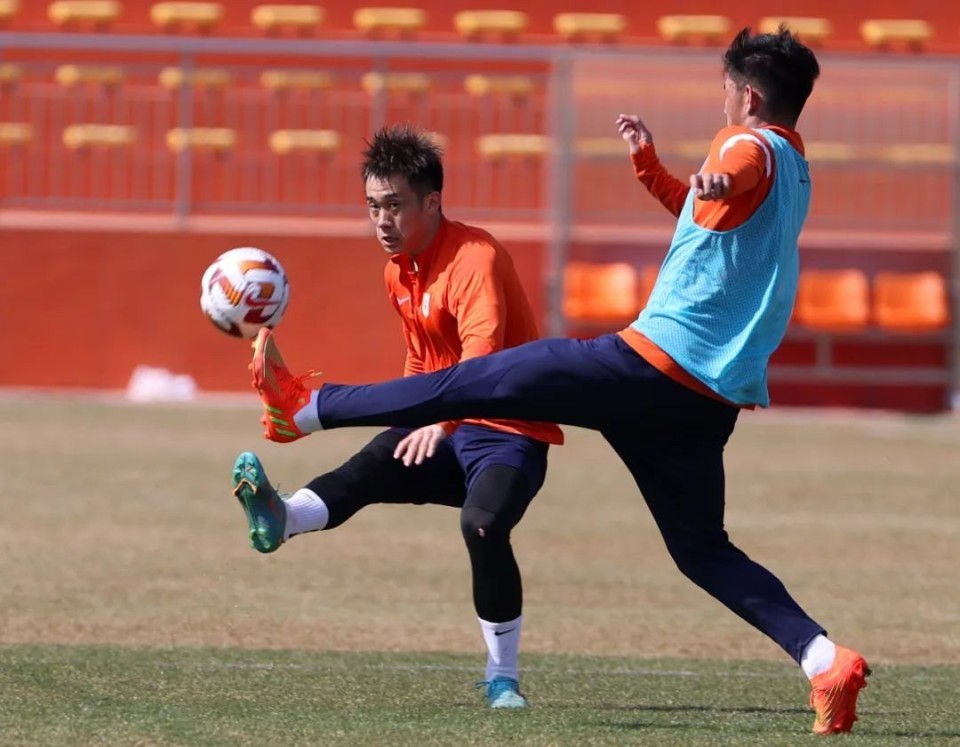 爱游戏-足球联赛，中原玄武队与塞外闪电队读秒扳平，体能对抗拉满！中场绞杀压制对手的简单介绍