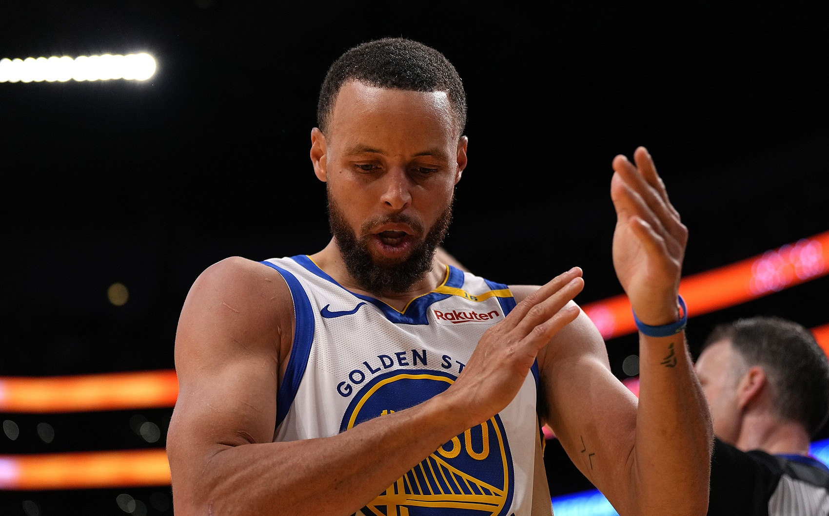 爱游戏-关于库里在湖人比赛中晋级下一阶段，比赛规则变更引发热议！赛场气氛高涨的信息